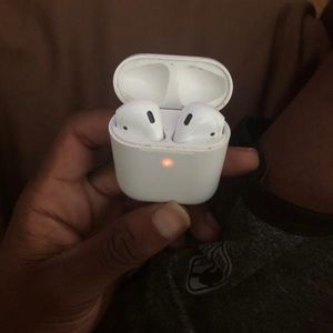 AIRPODS NEW USED 3 TIMES 9/10 condition